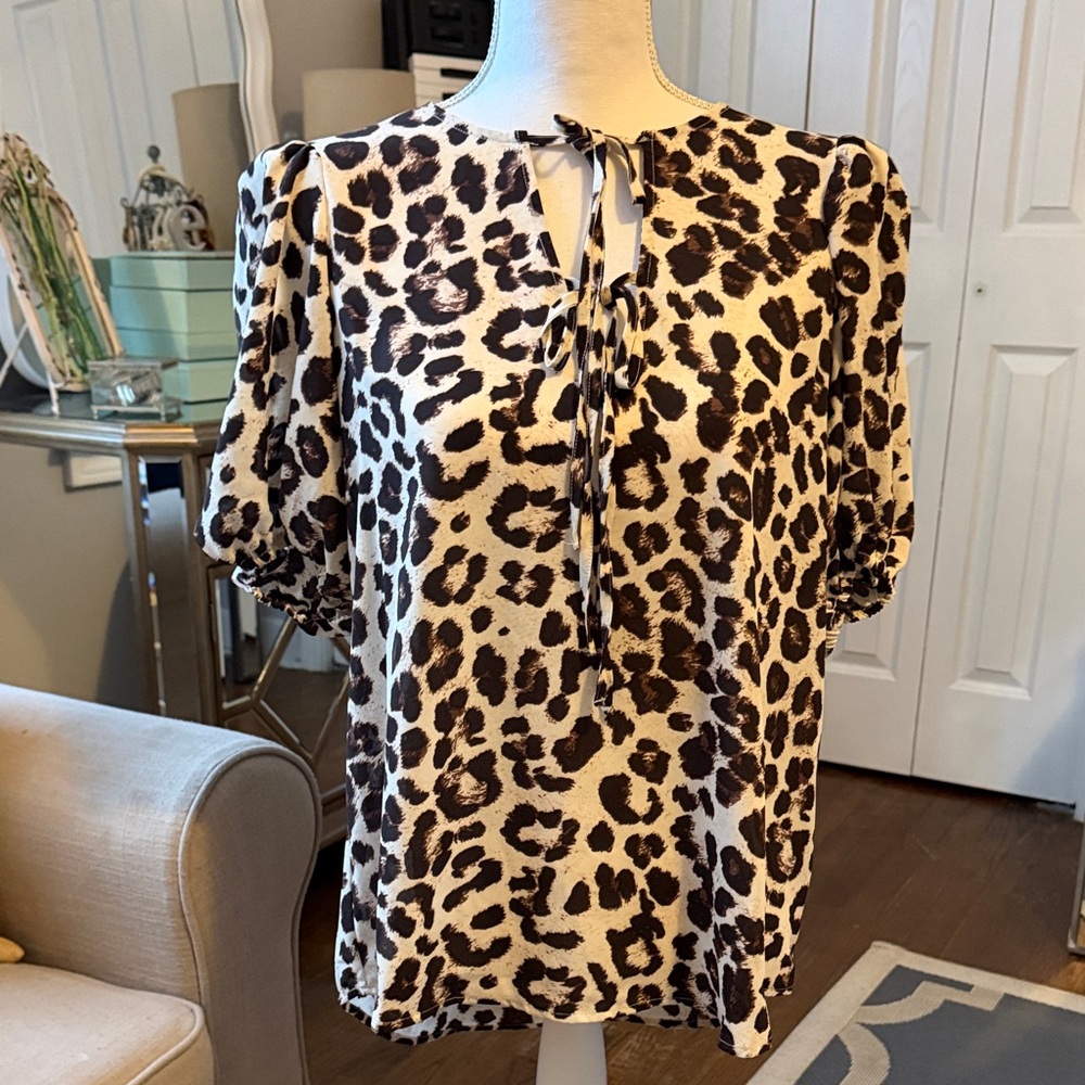 CeCe Leopard Print Puff Sleeve Top Super Cute Size M NWT